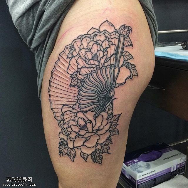 臀部点刺的扇子纹身图案