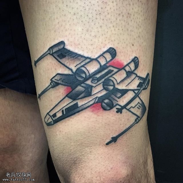 腿部的飞机纹身图案