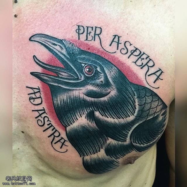 腿部的乌鸦纹身图案