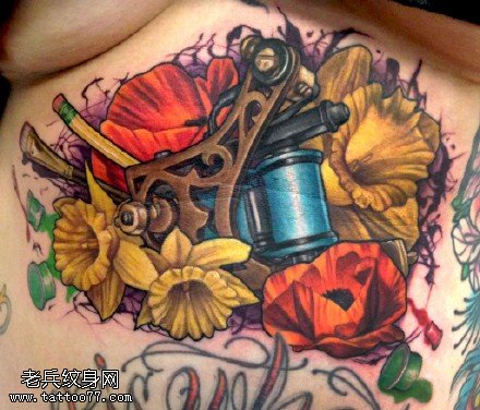 胸部的花卉纹身机纹身图案