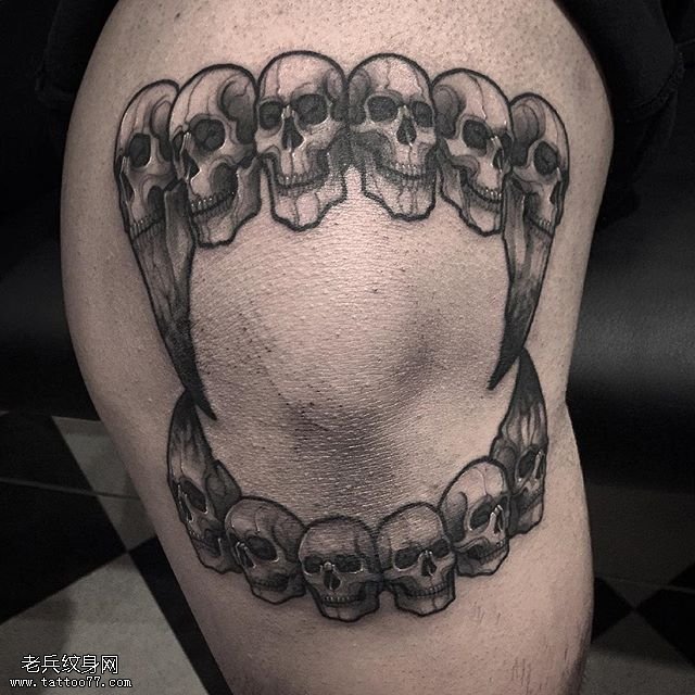 膝盖上的小骷髅纹身图案
