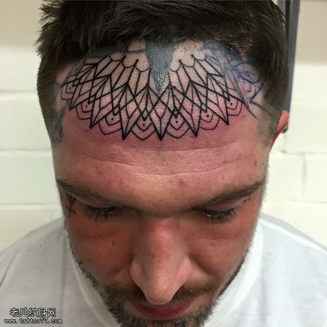 头部的线条梵花纹身图案