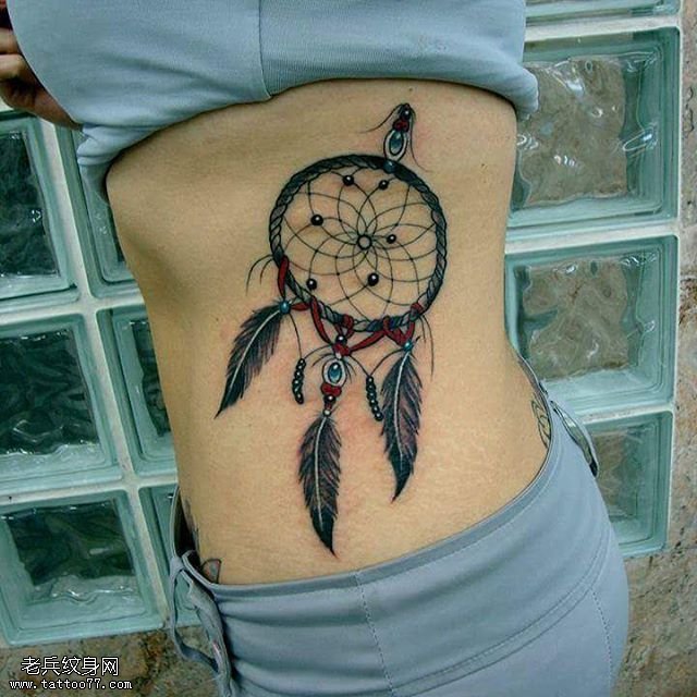 腰部的捕梦网纹身图案