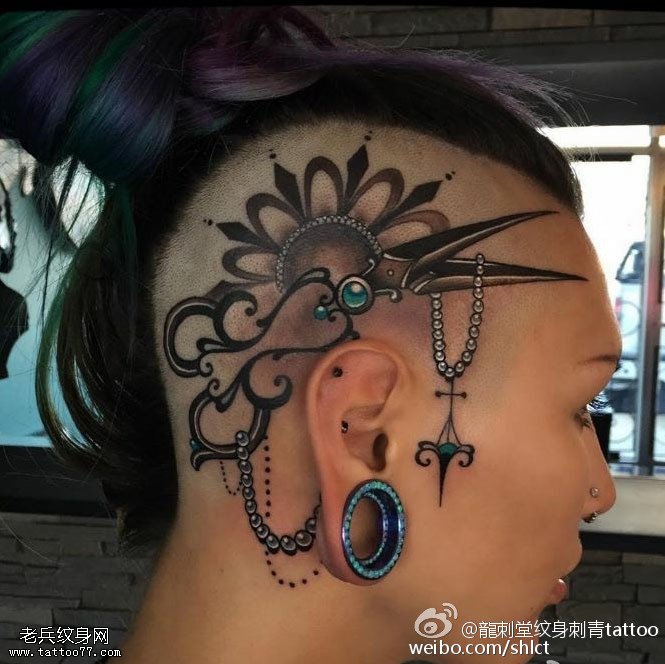 头部的一把剪刀纹身图案