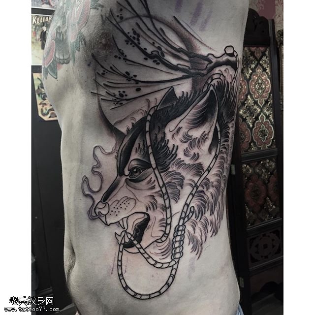 腹部的经典狼纹身图案