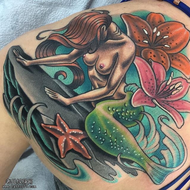 背部花卉美人鱼纹身图案