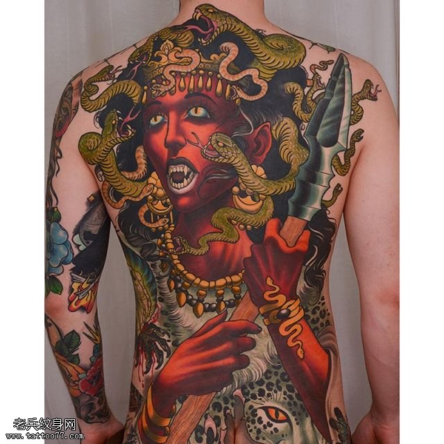 背部蛇女杜莎纹身图案