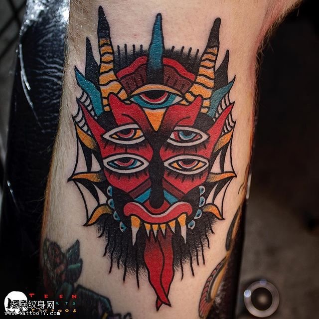 腿部彩绘魔鬼纹身图案