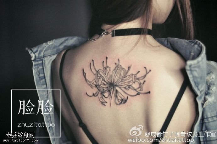 背部点刺的彼岸花纹身图案