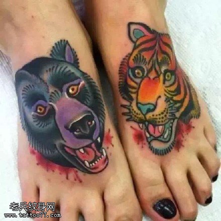 脚面上的狼和老虎纹身图案