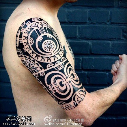 肩膀黑灰图腾纹身图案