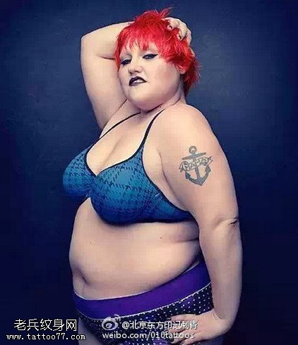 美女肩部船锚纹身图案