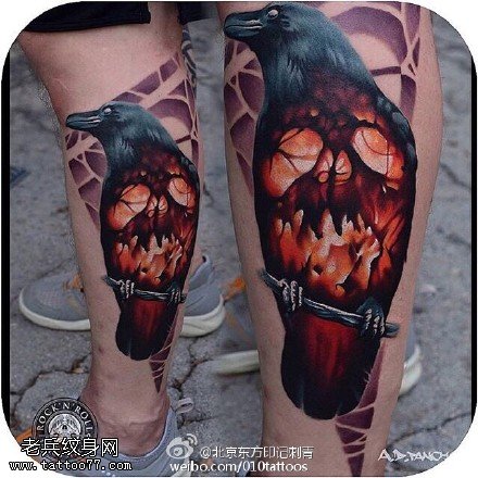 小腿上的乌鸦纹身图案