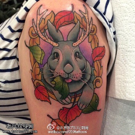 肩膀带角的小兔子纹身图案