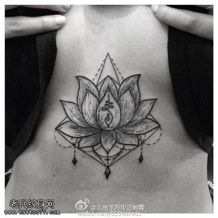 胸前的莲花座纹身图案