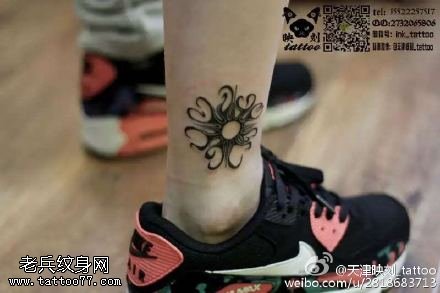 脚腕上的小花纹身图案