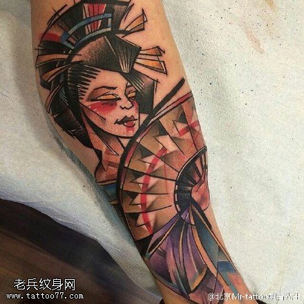 小腿彩绘的艺妓纹身图案