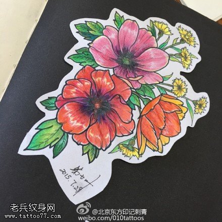 手臂鲜艳的花卉纹身图案