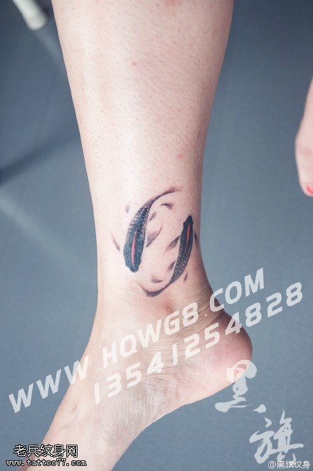脚腕上的两条雨纹身图案
