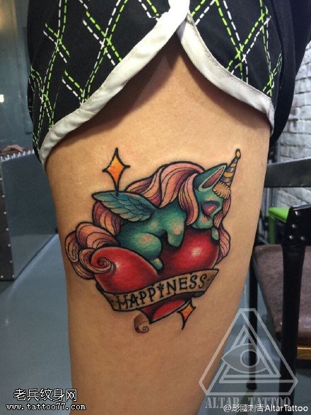 大腿上的爱心独角兽纹身图案