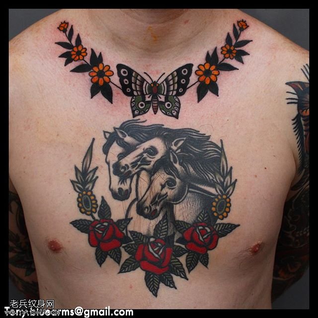 胸前的骏马纹身图案