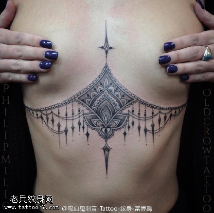 胸部点刺蕾丝纹身图案