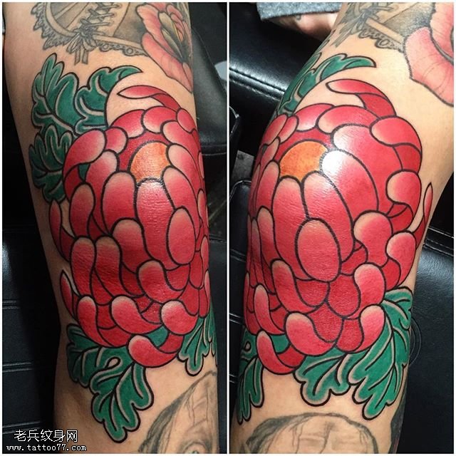 膝盖上的大牡丹纹身图案