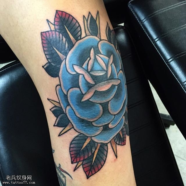 膝盖上的蓝玫瑰纹身图案