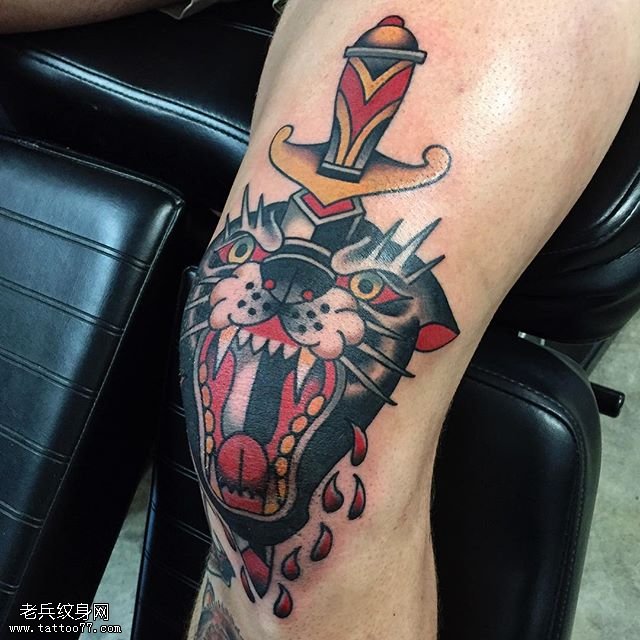 膝盖上匕首刺虎头纹身图案