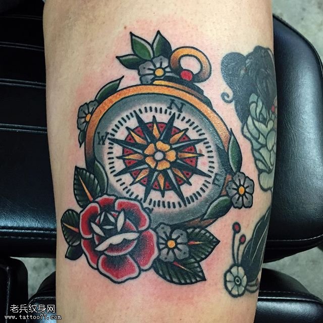 腿部的指南针纹身图案