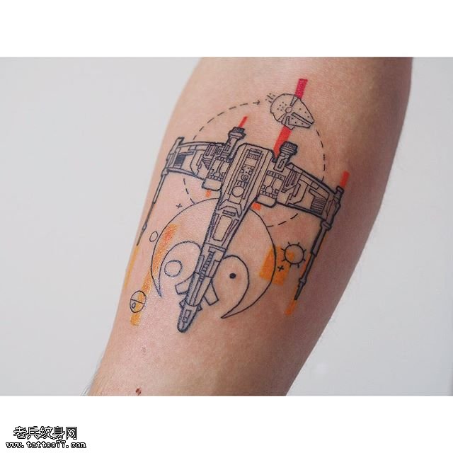 手臂点刺的飞机纹身图案