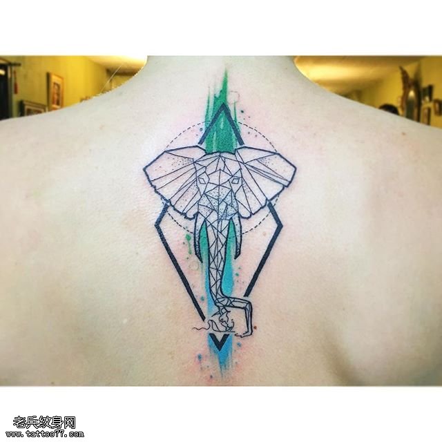 背部点刺线条大象纹身图案