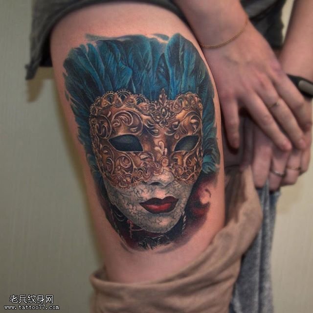 大腿上的面具女王纹身图案