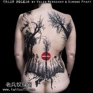 背部水墨的老树纹身图案
