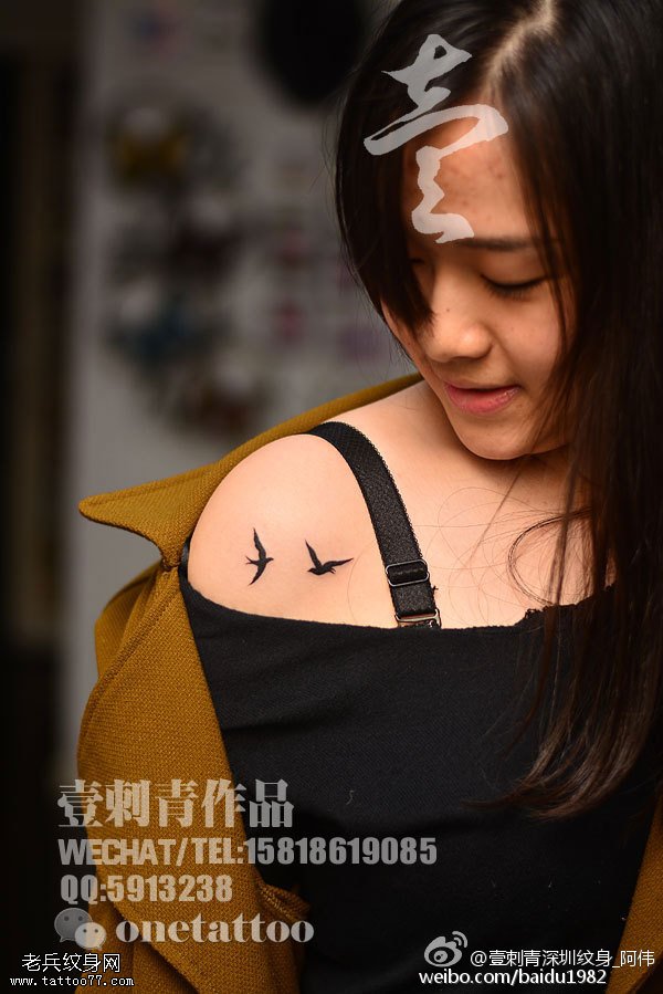 肩部上两只鸟纹身图案