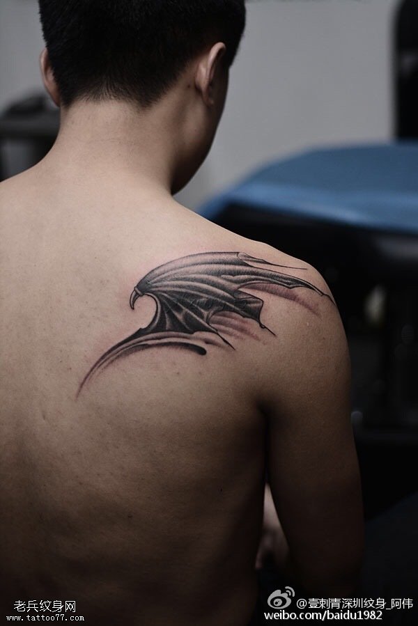 肩部的蝙蝠爪纹身图案