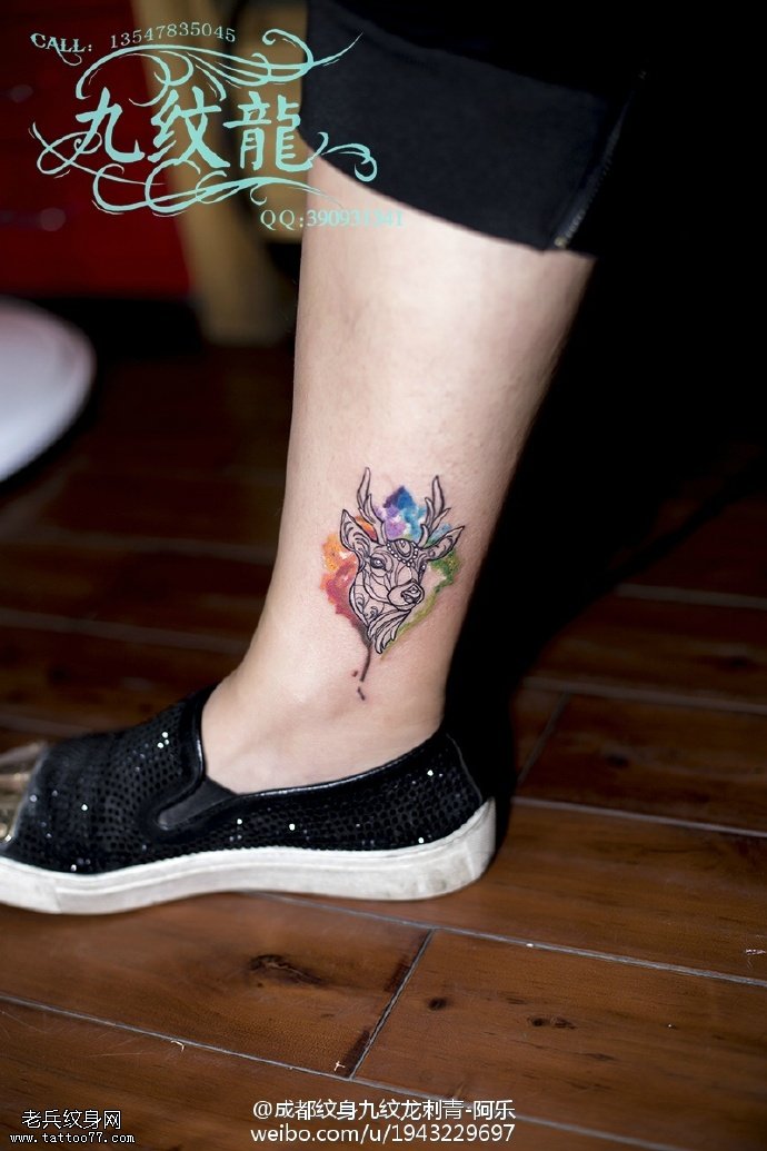 脚腕上的水彩小鹿纹身图案
