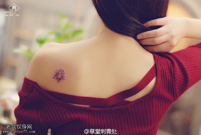 肩部漂亮的小雏菊纹身图案
