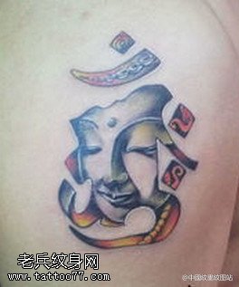 背部佛面纹身图案
