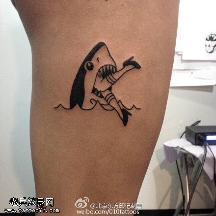 大腿上的食人鲨鱼纹身图案