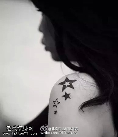 肩膀上点刺的五角星纹身图案