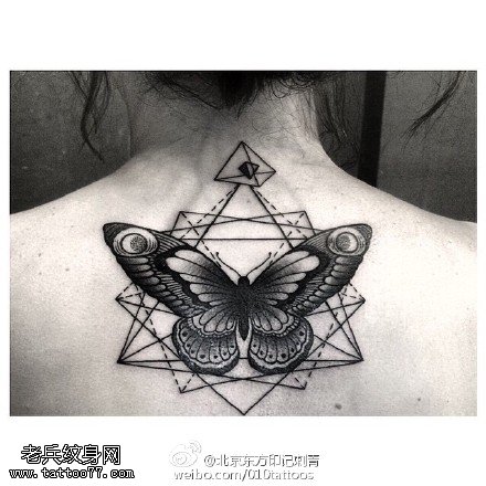 背部几何元素蝴蝶纹身图案