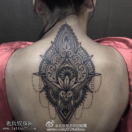 背部蕾丝纹身图案