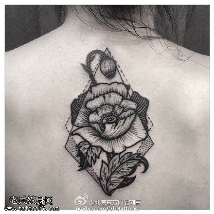 背部经典的罂粟花纹身图案