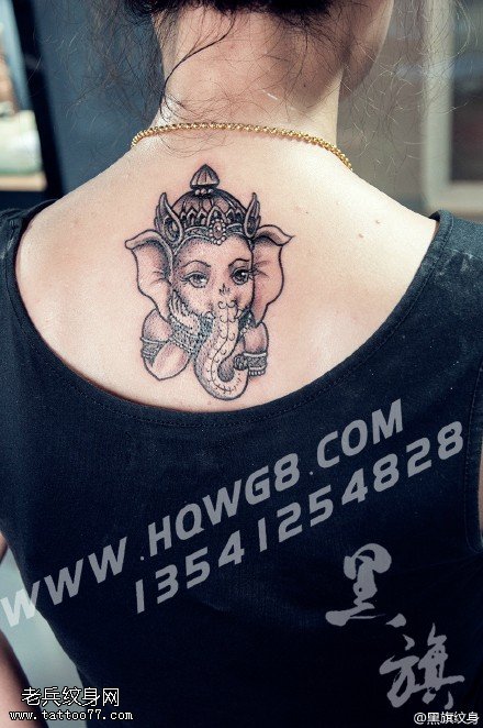 背部的小象纹身图案