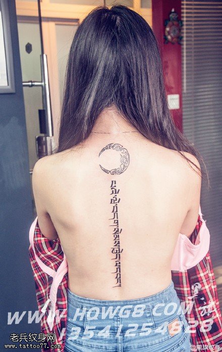 背部的梵文月亮纹身图案