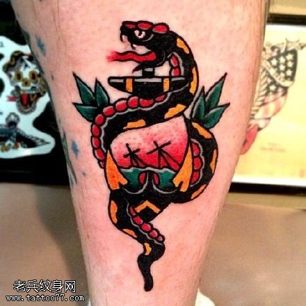 小腿上的蛇纹身图案