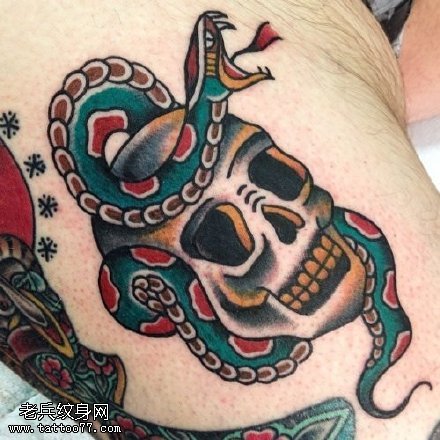 肩膀的骷髅蛇纹身图案
