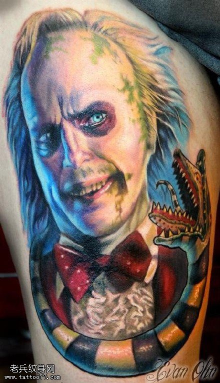 肩膀蛇头像纹身图案