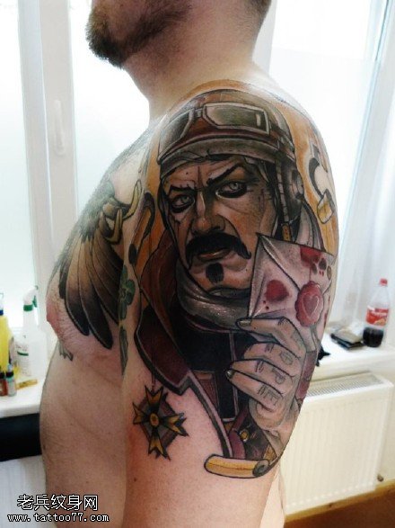 肩膀的肖像纹身图案
